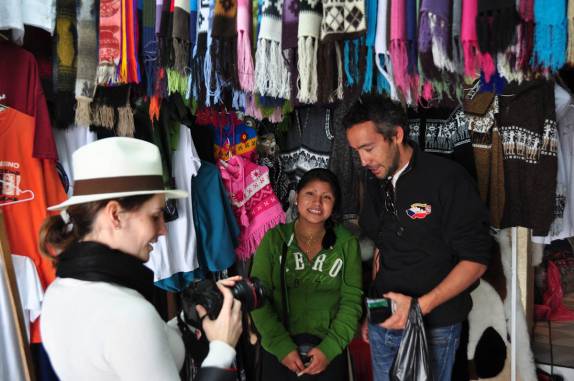 Comprando luvas e gorro de lã em lojinha de Cuenca, no Equador